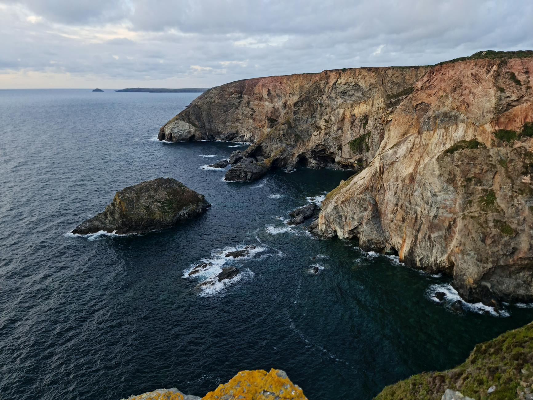 Dramatic cliff-top walking Cornwall scenery with turquoise waters below