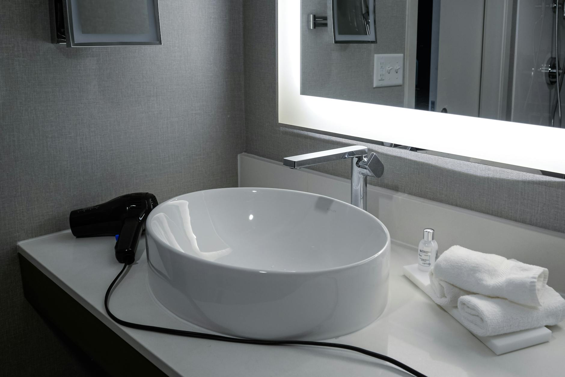 Clean en-suite bathroom with fresh towels at a Cornwall B&B