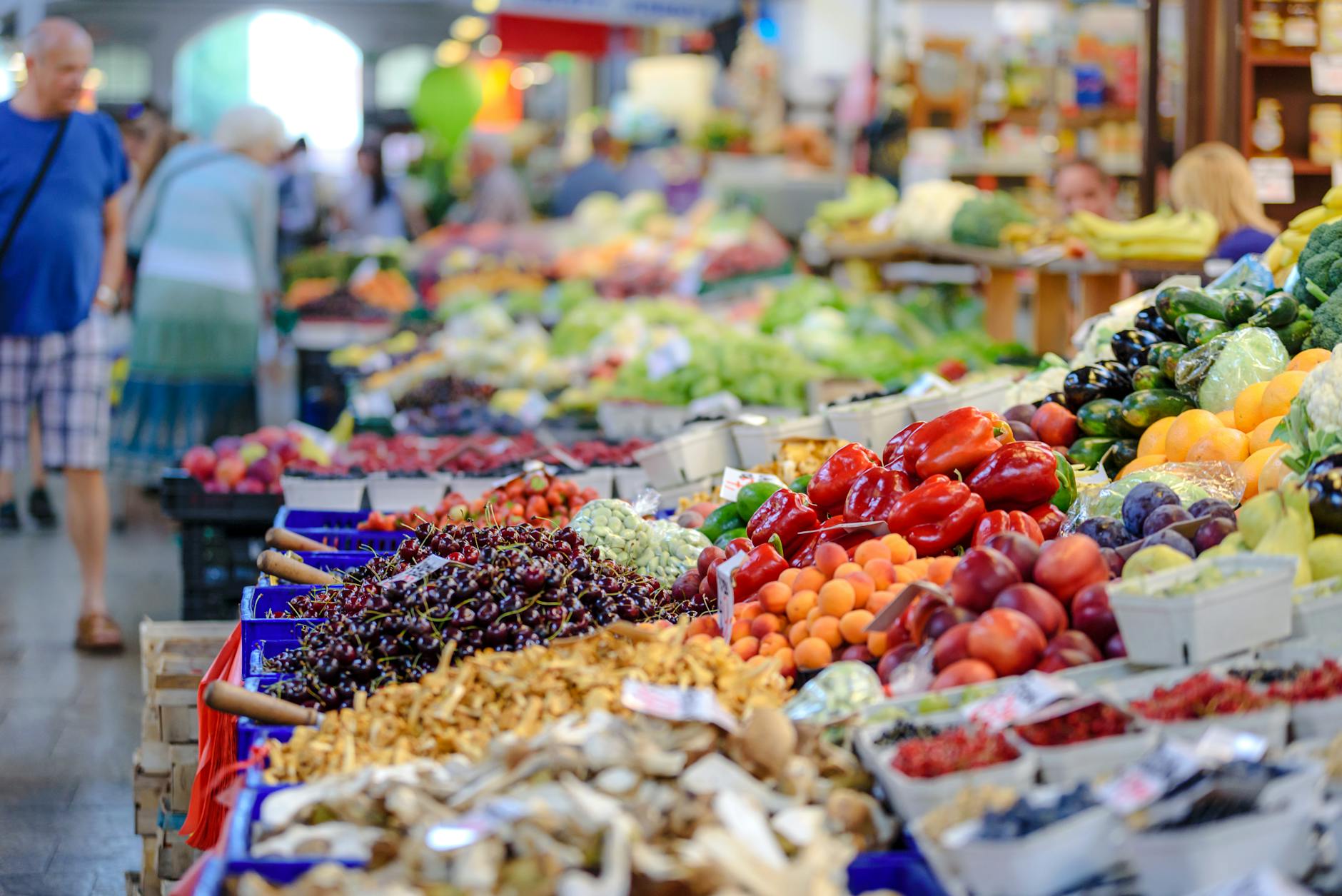 farm shops Cornwall - farmers market stalls outdoor produce